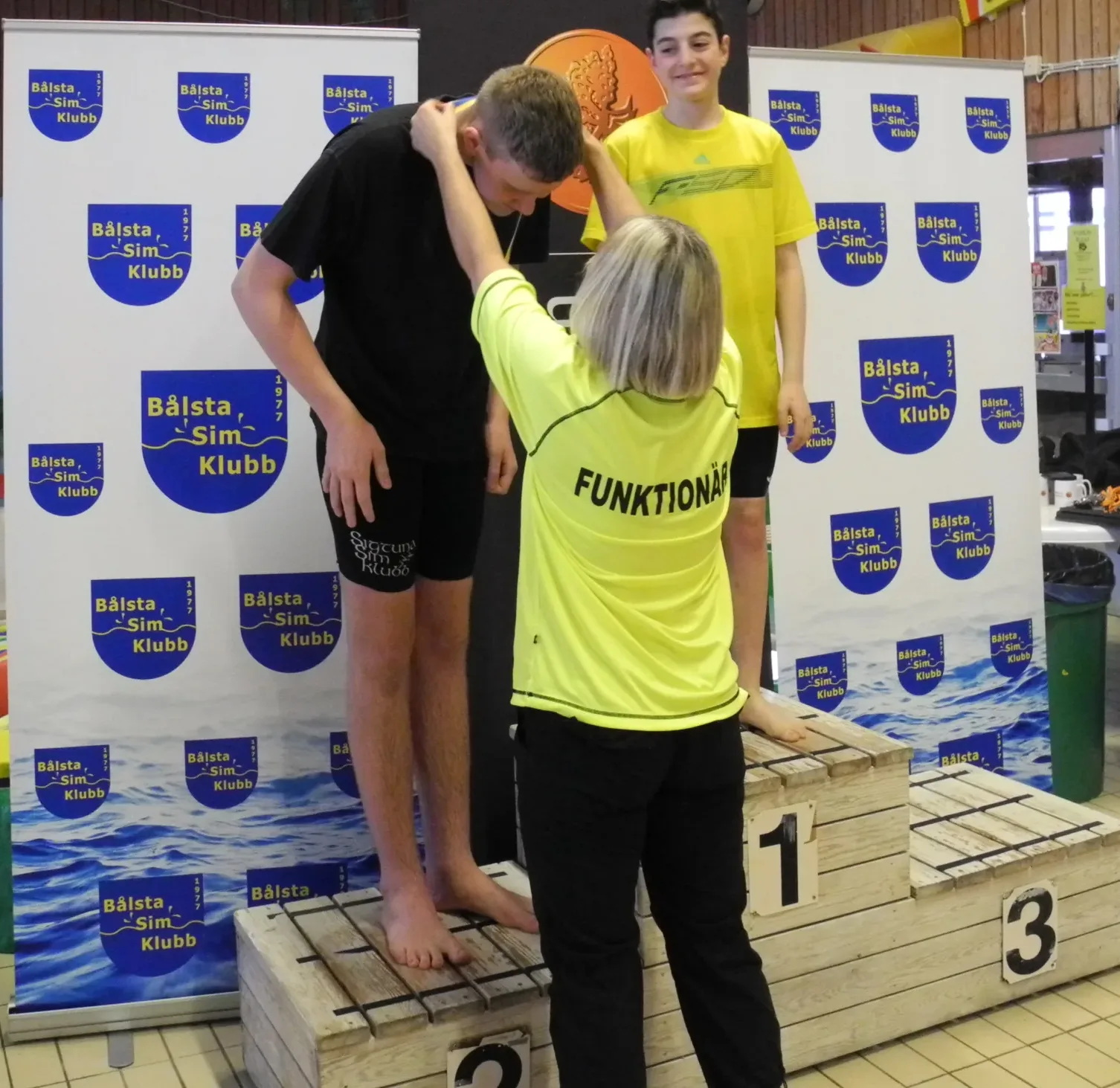 SSK simmare får en medalj i Bålsta